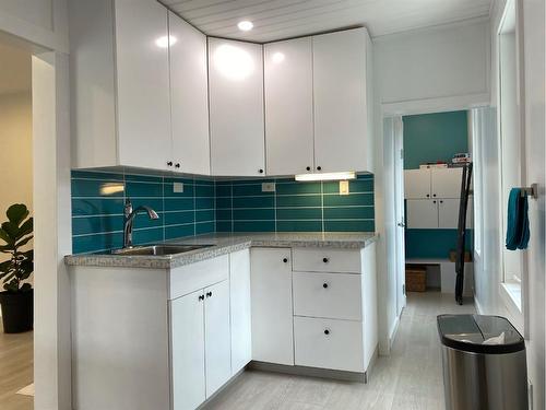 382 4 Street E, Drumheller, AB - Indoor Photo Showing Kitchen