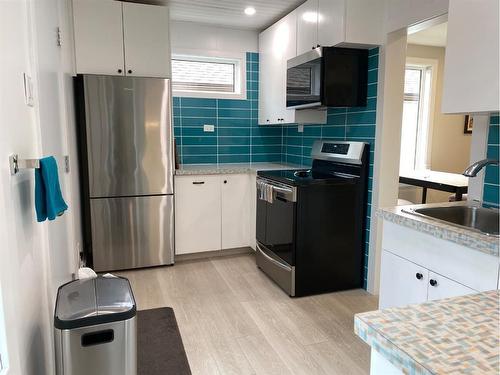 382 4 Street E, Drumheller, AB - Indoor Photo Showing Kitchen