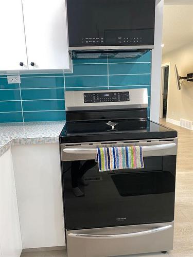 382 4 Street E, Drumheller, AB - Indoor Photo Showing Kitchen