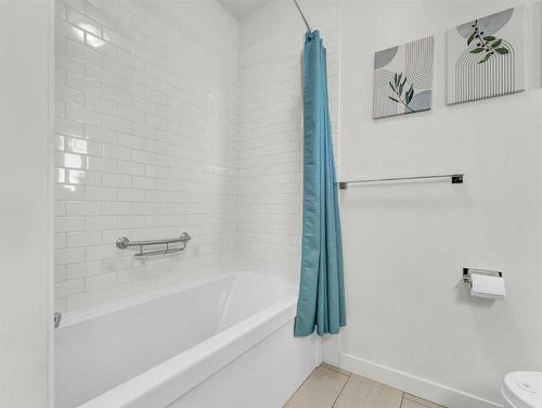 45-205010 Rr 145, Rural Newell, County Of, AB - Indoor Photo Showing Bathroom