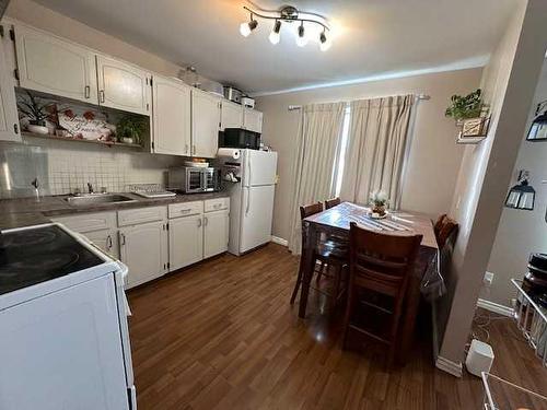 126 Greenbrook Drive East, Brooks, AB - Indoor Photo Showing Kitchen