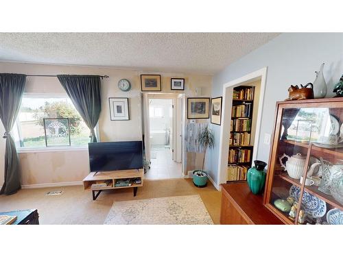 309 Railway Avenue, Rosemary, AB - Indoor