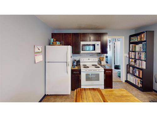 309 Railway Avenue, Rosemary, AB - Indoor Photo Showing Kitchen