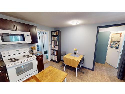 309 Railway Avenue, Rosemary, AB - Indoor Photo Showing Kitchen