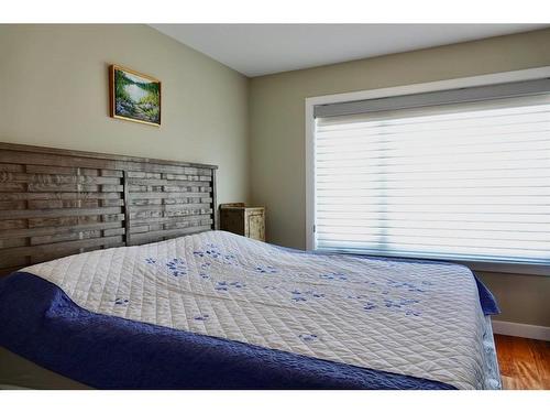 17 Garden Way, Drumheller, AB - Indoor Photo Showing Bedroom