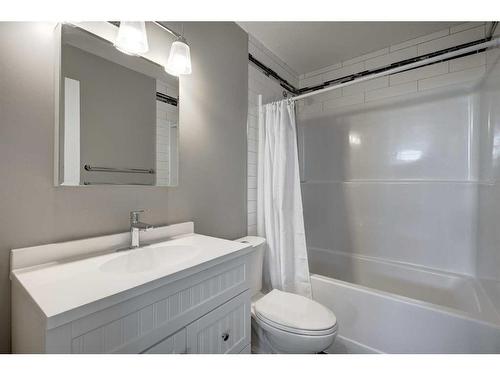 233001 Range Road 250, Rural Wheatland County, AB - Indoor Photo Showing Bathroom