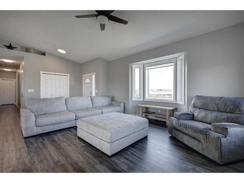 233001 Range Road 250, Rural Wheatland County, AB - Indoor Photo Showing Living Room