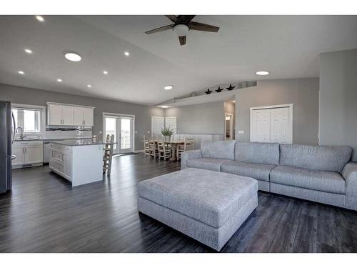 233001 Range Road 250, Rural Wheatland County, AB - Indoor Photo Showing Living Room