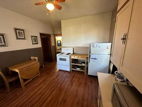 106 4 Avenue East, Hanna, AB - Indoor Photo Showing Kitchen