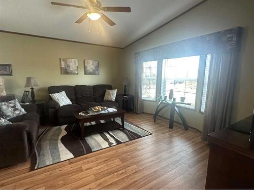 315 6 Avenue East, Hanna, AB - Indoor Photo Showing Living Room