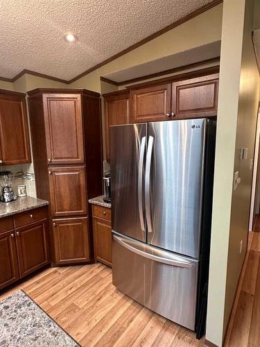 315 6 Avenue East, Hanna, AB - Indoor Photo Showing Kitchen