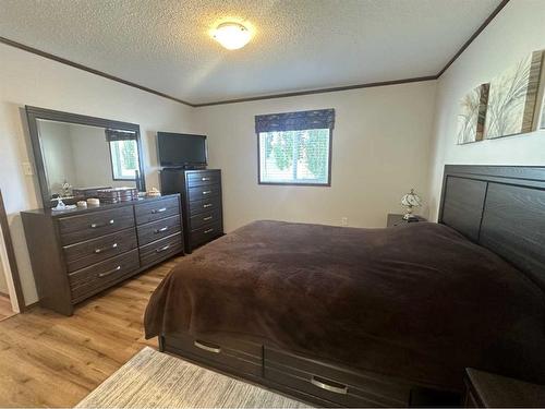 315 6 Avenue East, Hanna, AB - Indoor Photo Showing Bedroom