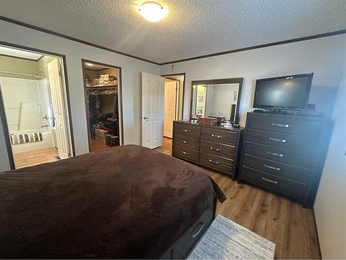 315 6 Avenue East, Hanna, AB - Indoor Photo Showing Bedroom