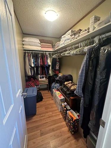 315 6 Avenue East, Hanna, AB - Indoor With Storage