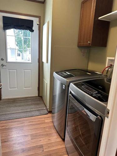 315 6 Avenue East, Hanna, AB - Indoor Photo Showing Laundry Room