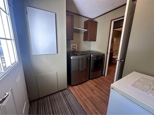 315 6 Avenue East, Hanna, AB - Indoor Photo Showing Laundry Room