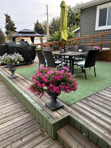 315 6 Avenue East, Hanna, AB - Outdoor With Deck Patio Veranda With Exterior