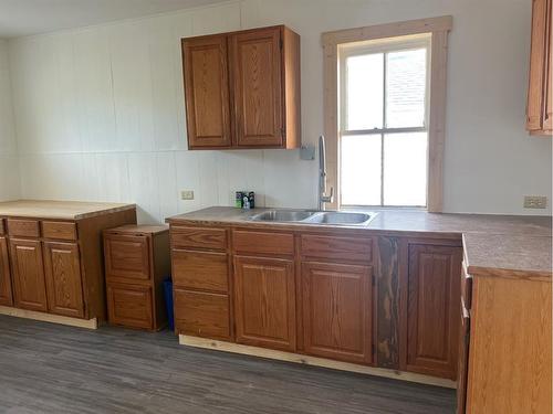 126 7 Avenue Sw, Drumheller, AB - Indoor Photo Showing Kitchen With Double Sink