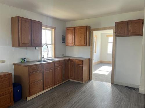 126 7 Avenue Sw, Drumheller, AB - Indoor Photo Showing Kitchen With Double Sink