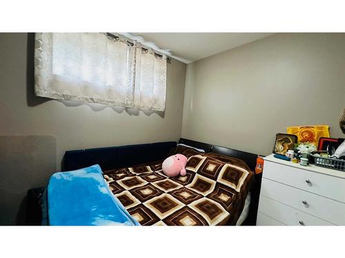 1107 2 Avenue West, Drumheller, AB - Indoor Photo Showing Bedroom