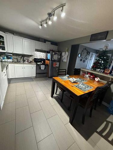 1107 2 Avenue West, Drumheller, AB - Indoor Photo Showing Kitchen