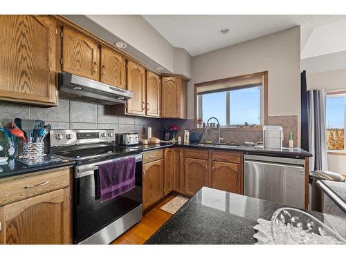 464 Sunset Link, Crossfield, AB - Indoor Photo Showing Kitchen