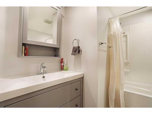 616 3 Avenue, Bassano, AB - Indoor Photo Showing Bathroom