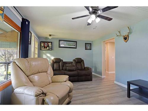 616 3 Avenue, Bassano, AB - Indoor Photo Showing Living Room