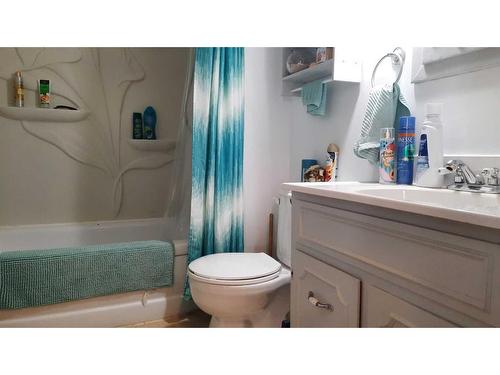 755 2 Avenue West, Drumheller, AB - Indoor Photo Showing Bathroom