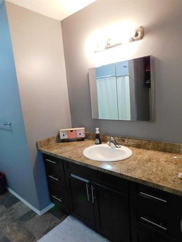 76 Blazier Park Street East, Brooks, AB - Indoor Photo Showing Bathroom