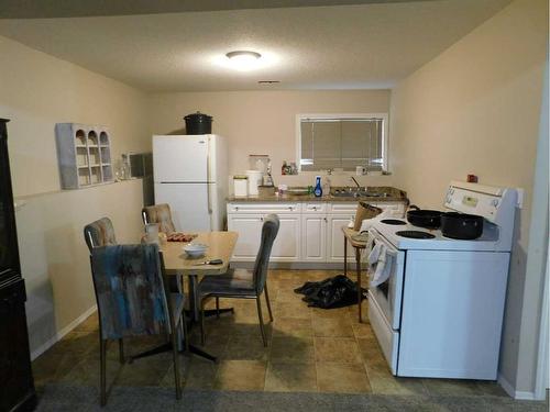 76 Blazier Park Street East, Brooks, AB - Indoor Photo Showing Kitchen With Double Sink