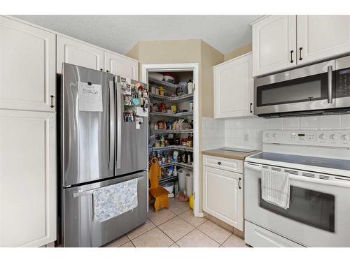 1-625 5Th Avenue Sw, Sundre, AB - Indoor Photo Showing Kitchen