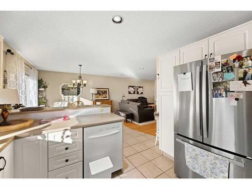 1-625 5Th Avenue Sw, Sundre, AB - Indoor Photo Showing Kitchen