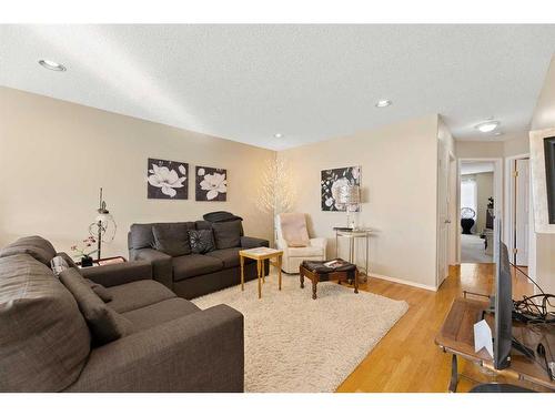 1-625 5Th Avenue Sw, Sundre, AB - Indoor Photo Showing Living Room