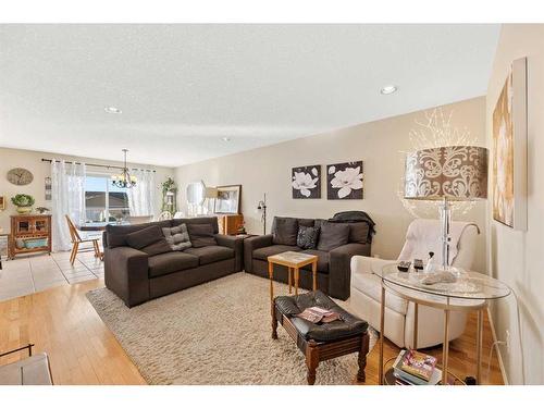 1-625 5Th Avenue Sw, Sundre, AB - Indoor Photo Showing Living Room