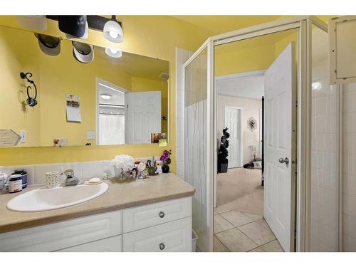 1-625 5Th Avenue Sw, Sundre, AB - Indoor Photo Showing Bathroom