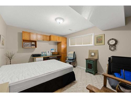 1-625 5Th Avenue Sw, Sundre, AB - Indoor Photo Showing Bedroom