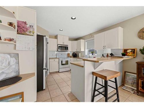 1-625 5Th Avenue Sw, Sundre, AB - Indoor Photo Showing Kitchen