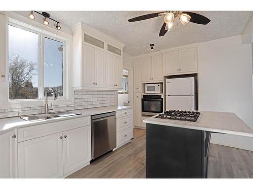 417 Railway Avenue, Scandia, AB - Indoor Photo Showing Kitchen With Double Sink