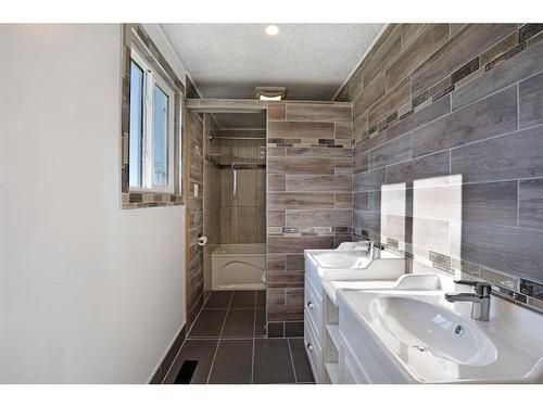 417 Railway Avenue, Scandia, AB - Indoor Photo Showing Bathroom