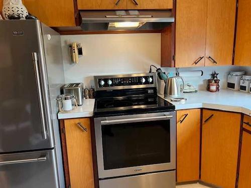 914 11 Street Se, Drumheller, AB - Indoor Photo Showing Kitchen