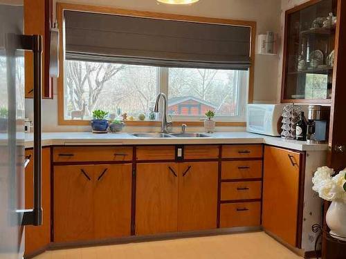 914 11 Street Se, Drumheller, AB - Indoor Photo Showing Kitchen With Double Sink