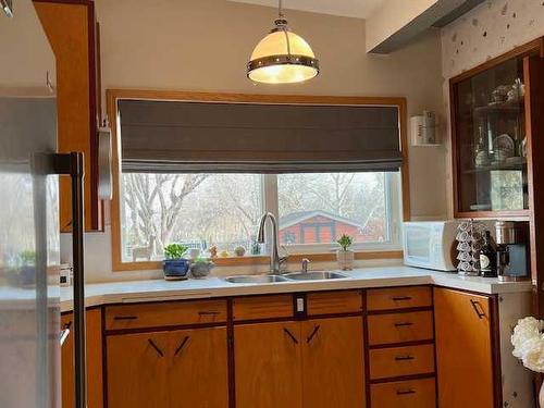 914 11 Street Se, Drumheller, AB - Indoor Photo Showing Kitchen With Double Sink