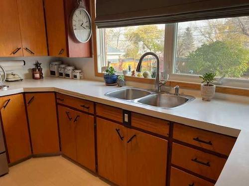 914 11 Street Se, Drumheller, AB - Indoor Photo Showing Kitchen With Double Sink