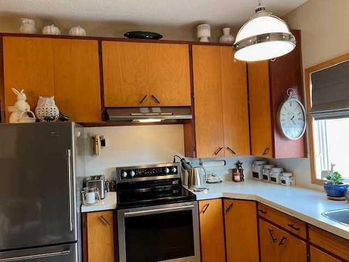 914 11 Street Se, Drumheller, AB - Indoor Photo Showing Kitchen