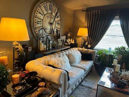 914 11 Street Se, Drumheller, AB - Indoor Photo Showing Living Room