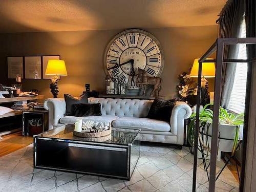 914 11 Street Se, Drumheller, AB - Indoor Photo Showing Living Room