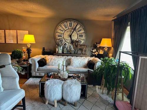 914 11 Street Se, Drumheller, AB - Indoor Photo Showing Living Room