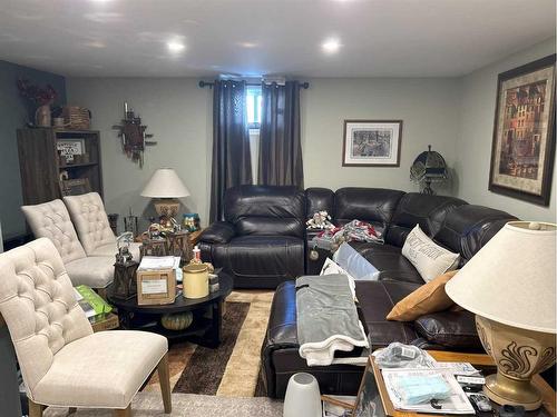 914 11 Street Se, Drumheller, AB - Indoor Photo Showing Living Room