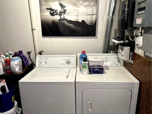 914 11 Street Se, Drumheller, AB - Indoor Photo Showing Laundry Room